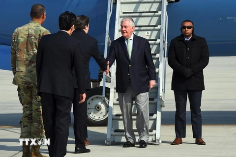 Ngoại trưởng Mỹ Rex Tillerson (thứ 2, phải) tới Căn cứ không quân Osan ở Pyeongtaek, Hàn Quốc ngày 17/3. (Nguồn: AFP/TTXVN)