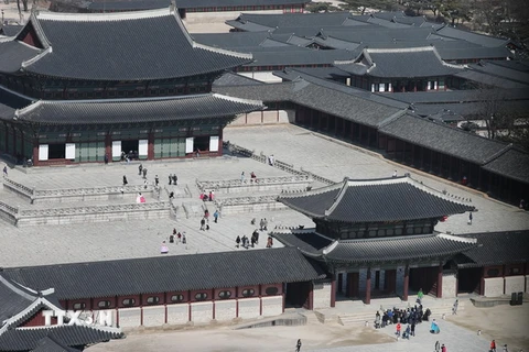 Cảnh vắng khách du lịch tại Cung Gyeongbok, Cung điện Hoàng gia có từ triều đại Joseon (1392-1910), ở Seoul ngày 5/3. (Nguồn: Yonhap/TTXVN)