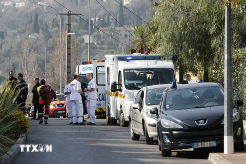 Nhân viên cứu hộ khẩn của Pháp làm nhiệm vụ gần hiện trường vụ xả súng tại Trường trung học Alexis de Tocqueville ở thị trấn Grasse ngày 16/3. (Nguồn: AFP/TTXVN)