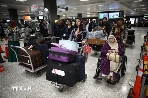 Hành khách tới sân bay quốc tế Dulles ở Washington, DC (Mỹ) ngày 6/2. (Nguồn: AFP/TTXVN)