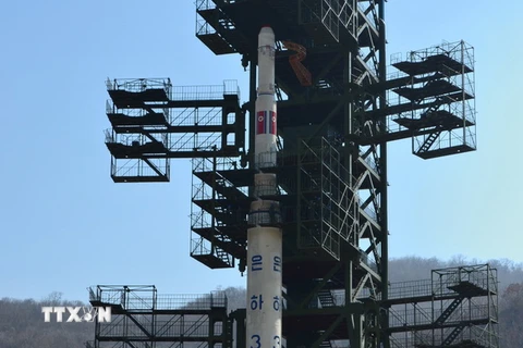 Tên lửa Unha-3 tại bãi phóng tên lửa Tongchang-ri ngày 8/4/2012. (Nguồn: AFP/TTXVN)