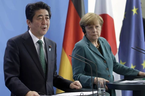 Thủ tướng Đức Angela Merkel (phải) và người đồng cấp Nhật Bản Shinzo Abe. (Nguồn: AP)