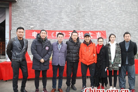Đạo diễn Trương Nghệ Mưu (áo cam) và các diễn viên tham gia dự án phim mới. (Nguồn:China.org.cn)