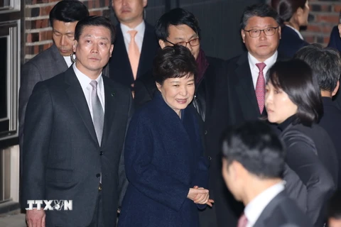 Bà Park Geun-hye (giữa) về tới nhà riêng ở Seoul sau khi rời Phủ Tổng thống ngày 12/3. (Nguồn: THX/TTXVN)