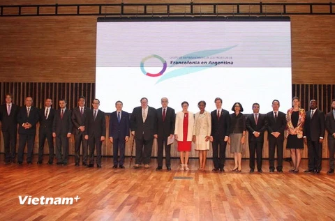 Đại sứ Nguyễn Đình Thao (đứng thứ 5 từ bên phải) cùng Đại sứ các quốc gia thành viên Tổ chức quốc tế Pháp ngữ tại Argentina tham dự sự kiện. (Ảnh: Phương Lan/Vietnam+)