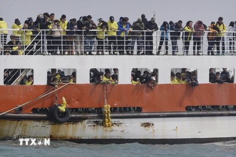 Người thân các nạn nhân của vụ chìm phà Sewol tại lễ tưởng niệm ngày 15/4/2015. (Nguồn: AFP/TTXVN)