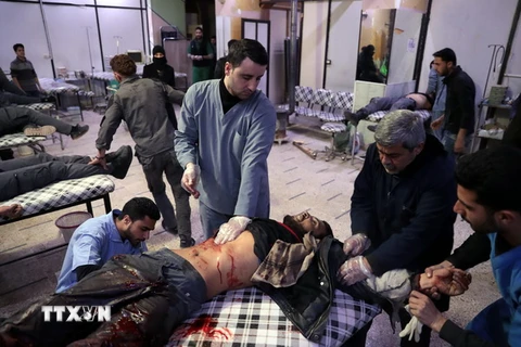 Nạn nhân bị thương trong các cuộc không kích điều trị tại bệnh viện ở Syria ngày 19/3. (Nguồn: AFP/TTXVN)