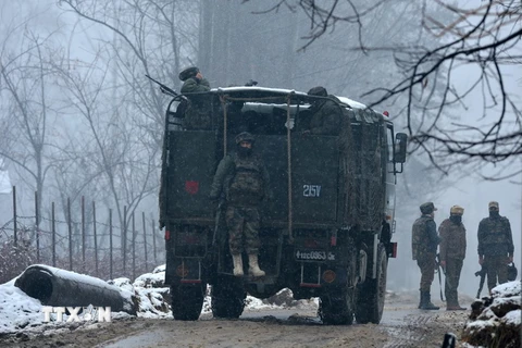 Binh sỹ Ấn Độ tuần tra ở khu vực quận Ganderbal, miền Trung Kashmir ngày 24/1. (Nguồn: AFP/TTXVN)