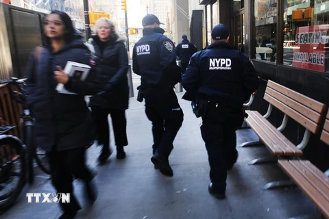 Cảnh sát chống khủng bố tăng cường an ninh tại New York, Mỹ ngày 22/3. (Nguồn: AFP/TTXVN)