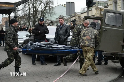 Nhân viên pháp y Ukraine chuyển thi thể cựu nghị sỹ Nga Denis Voronenkov sau vụ nổ súng ở Kiev ngày 23/3. (Nguồn: EPA/TTXVN)