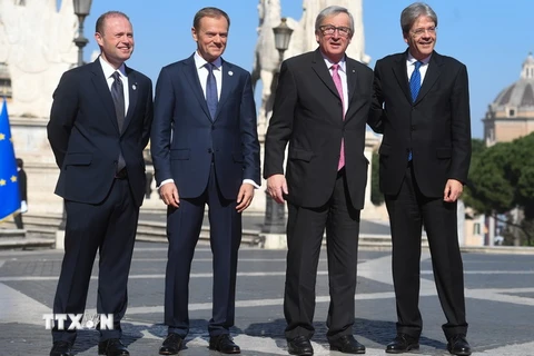 Chủ tịch Ủy ban châu Âu (EC) Jean-Claude Juncker (thứ hai, phải). (Nguồn: AFP/TTXVN)
