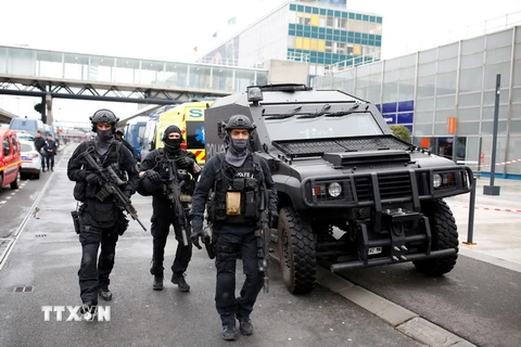 Cảnh sát làm nhiệm vụ tại sân bay Orly sau vụ bắn súng ngày 18/3. (Nguồn: AFP/TTXVN)
