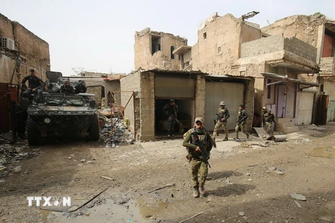 Các lực lượng Iraq tiến vào Thành cổ ở Mosul trong chiến dịch giành lại quyền kiểm soát thành phố này từ phiến quân IS ngày 19/3. (Nguồn: AFP/TTXVN)