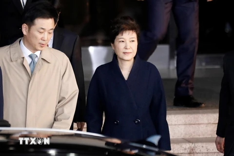 Tổng thống Hàn Quốc bị bãi nhiệm Park Geun-hye (phải) rời Văn phòng Công tố quận Trung tâm Seoul sau phiên thẩm vấn ngày 22/3. (Nguồn: AFP/TTXVN)