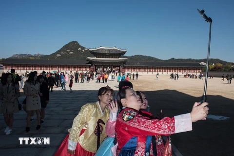 Khách du lịch tham quan cung điện Gyeongbokgung ở Seoul, Hàn Quốc ngày 24/10/2016. (Nguồn: AFP/TTXVN)