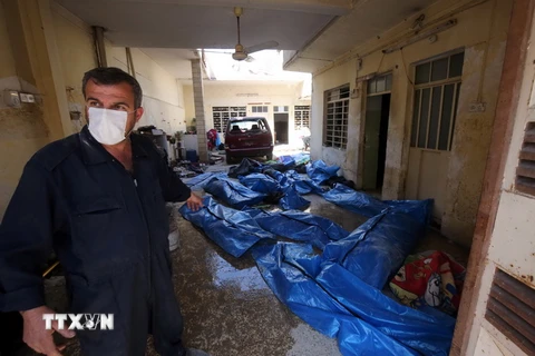 Thi thể các nạn nhân thiệt mạng trong các vụ không kích tại Mosul ngày 26/3. (Nguồn: AFP/TTXVN)