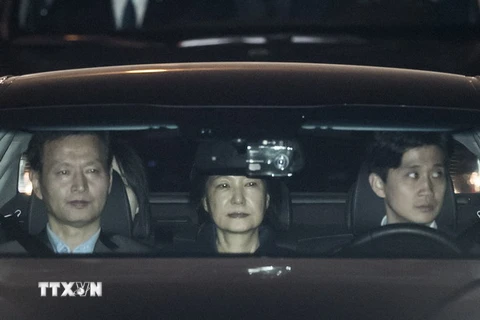 Cựu Tổng thống Hàn Quốc Park Geun-hye (giữa) được áp giải tới nơi tạm giam sau khi rời khỏi Văn phòng Công tố quận Seoul ngày 31/3. (Nguồn: Yonhap/TTXVN)