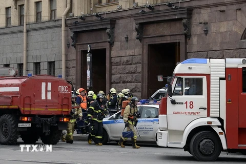 Nhân viên thuộc cơ quan khẩn cấp của Nga làm nhiệm vụ tại hiện trường vụ nổ ga tàu điện ngầm ở St. Petersburg ngày 3/4. (Nguồn: AFP/TTXVN)