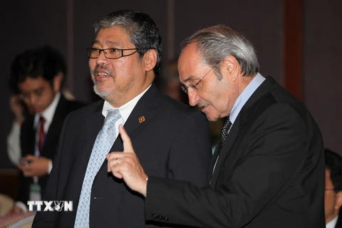 Quyền Ngoại trưởng Philippines Enrique Manalo (trái). (Nguồn: AFP/TTXVN)