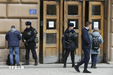 Cảnh sát Nga tăng cường an ninh tại ga tàu điện ngầm Smolenskaya ở Moskva ngày 4/4. (Nguồn: EPA/TTXVN)