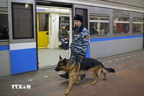 Cảnh sát gác tại nhà ga tàu điện ngầm Ploschad Revolyutsii ở thủ đô Moskva sau vụ tấn công khủng bố ở St.Petersburg, ngày 5/4. (Nguồn: EPA/TTXVN)