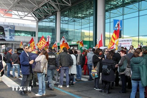 Nhân viên thuộc Hãng hàng không Alitalia đình công trước trụ sở của hãng này ở khu vực sân bay Fiumicino, gần thủ đô Rome ngày 5/4. (Nguồn: EPA/TTXVN)