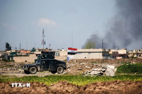Khói bốc lên sau các cuộc giao tranh giữa quân đội Chính phủ và các tay súng IS tại Mosul ngày 4/4. (Nguồn: AFP/TTXVN)