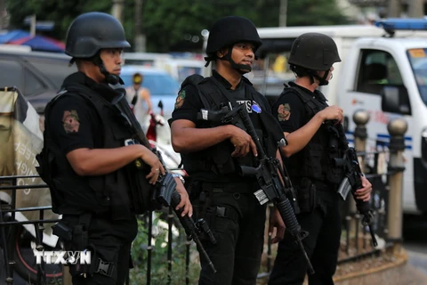 Cảnh sát Philippines tuần tra trên các đường phố. (Nguồn: THX/TTXVN)