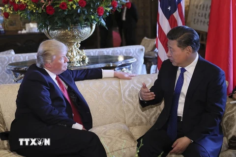Tổng thống Mỹ Donald Trump tiếp Chủ tịch Trung Quốc Tập Cận Bình tại khu nghỉ dưỡng Mar-a-Lago ở bang Florida ngày 6/4. (Nguồn: THX/TTXVN)