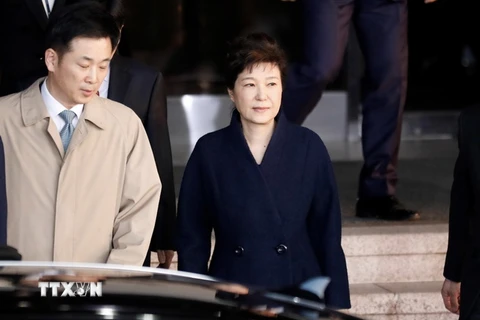 Bà Park Geun-hye (phải) rời Văn phòng Công tố quận Trung tâm Seoul sau phiên thẩm vấn ngày 22/3. (Nguồn: AFP/TTXVN)