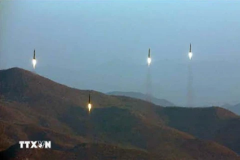 Các tên lửa đạn đạo được phóng trong cuộc diễn tập của các đơn vị pháo binh thuộc Lực lượng chiến lược của Quân đội Nhân dân Triều Tiên. (Nguồn: Yonhap/TTXVN)