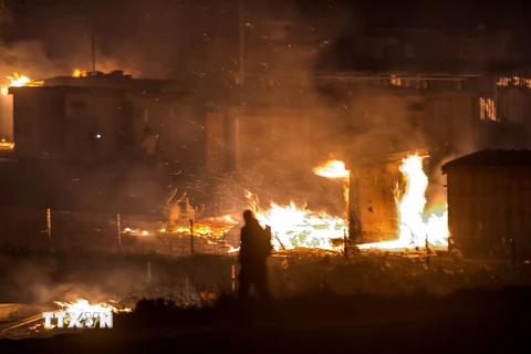 [Photo] Hiện trường vụ cháy kinh hoàng tại trại tị nạn ở Pháp