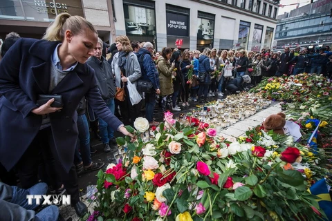 Người dân tập trung tại nơi tưởng niệm các nạn nhân xấu số trong vụ tấn công khủng bố ở Stockholm ngày 10/4. (Nguồn: AFP/TTXVN)