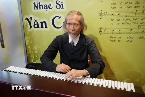 Tượng sáp nhạc sỹ Văn Cao. (Ảnh: Phương Vy/TTXVN)