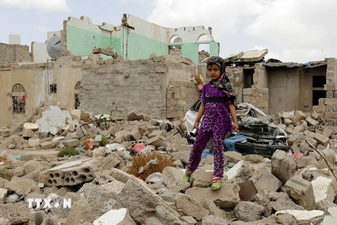 Cảnh đổ nát sau cuộc không kích ở Yemen ngày 25/3. (Nguồn: EPA/TTXVN)