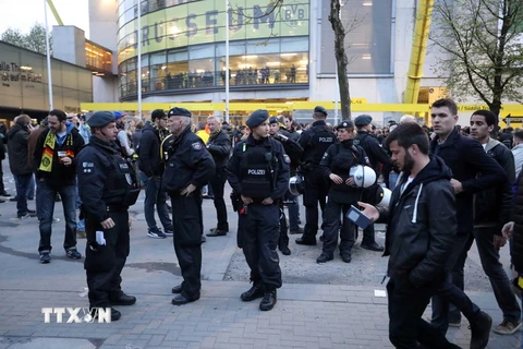 Cảnh sát được tăng cường gần khu vực xảy ra vụ tấn công nhằm vào xe buýt chở các cầu thủ Câu lạc bộ Borussia Dortmund ở Dortmund ngày 11/4. (Nguồn: THX/TTXVN)