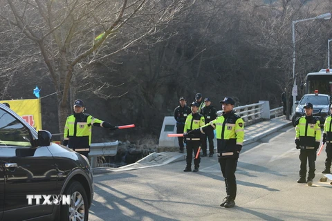 Cảnh sát tăng cường an ninh tại lối vào sân golf ở Seongju, nơi được dùng để bố trí hệ thống THAAD của Mỹ ngày 14/3. (Nguồn: THX/TTXVN)