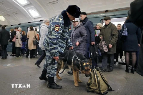 Cảnh sát Nga thắt chặt an ninh tại nhà ga tàu điện ngầm. (Nguồn: EPA/TTXVN)
