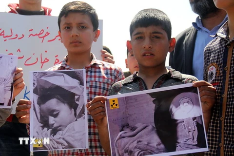 Trẻ em Syria biểu tình phản đối vụ tấn công nghi sử dụng vũ khí hóa học tại Khan Sheikhun. (Nguồn: AFP/TTXVN)