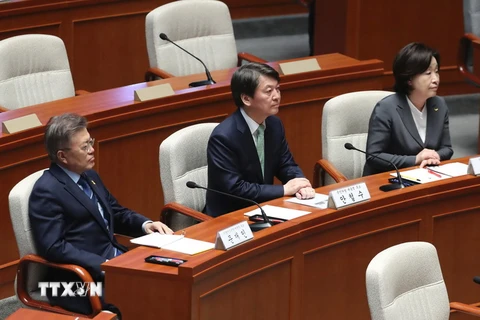 Ứng cử viên Moon Jae-in, ứng cử viên Ahn Cheol-soo và ứng cử viên Sim Sang Jeung tại phiên họp ở Seoul. (Nguồn: AFP/TTXVN)