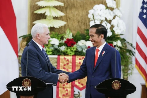 Tổng thống Indonesia Joko Widodo (phải) và Phó Tổng thống Mỹ Michael Pence (trái) tại cuộc họp báo chung sau cuộc gặp ở Jakarta ngày 20/4. (Nguồn: EPA/TTXVN)