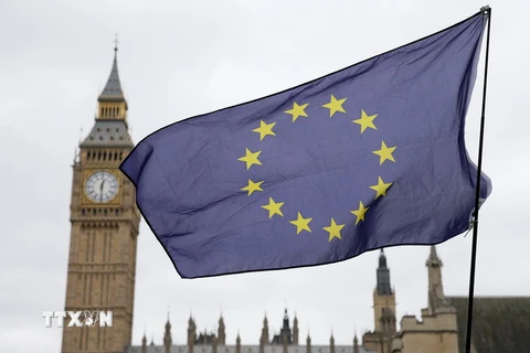 Cờ của EU bên tòa nhà Quốc hội Anh ở London ngày 29/3. (Nguồn: THX//TTXVN)