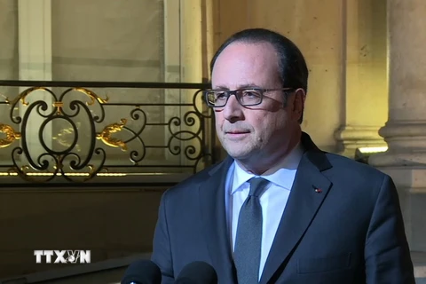 Tổng thống Pháp phát biểu tại Cung điện Elysees, Paris sau vụ nổ súng ngày 20/4. (Nguồn: AFP/TTXVN)
