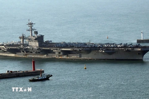 Tàu sân bay USS Carl Vinson tới cảng Busan Hàn Quốc ngày 15/3. (Nguồn: Yonhap/TTXVN)
