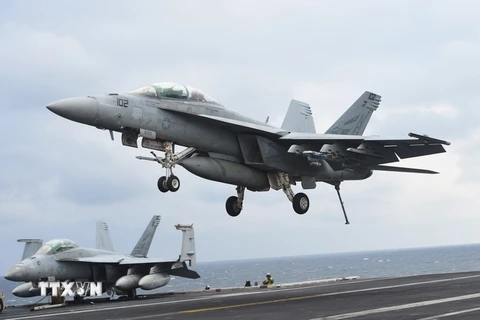 Máy bay chiến đấu F/A-18F Super Hornet hạ cánh xuống tàu sân bay USS Carl Vinson trong cuộc tập trận chung Mỹ và Hàn Quốc tại vùng biển phía Đông Bán đảo Triều Tiên ngày 14/3. (Nguồn: AFP/TTXVN)