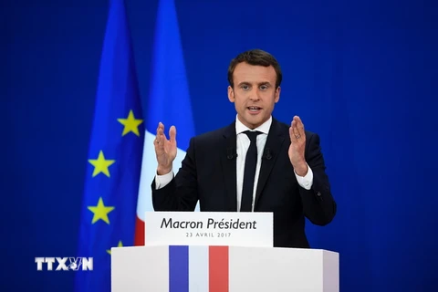 Ứng cử viên Emmanuel Macron phát biểu sau khi kết quả vòng một cuộc bầu cử Tổng thống Pháp được công bố ở Paris ngày 23/4. (Nguồn: AFP/TTXVN)