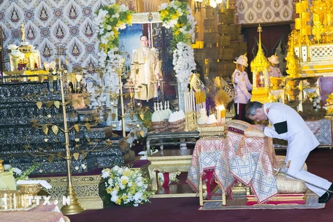 Hoàng Thái tử Thái Lan Maha Vajiralongkorn thực hiện nghi lễ tại lễ tang Quốc vương quá cố Bhumibol Adulyadej ở Bangkok, Thái Lan ngày 21/10/2016. (Nguồn: EPA/TTXVN)