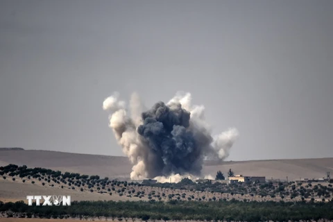 Khói bốc lên sau vụ không kích của không quân Thổ Nhĩ Kỳ xuống làng Jarabulus thuộc khu vực biên giới giữa Syria và Thổ Nhĩ Kỳ. (Nguồn: AFP/TTXVN)