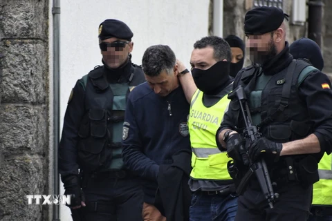 Cảnh sát Tây Ban Nha bắt giữ một người đàn ông trong chiến dịch chống khủng bố tại El Espinar, Tây Ban Nha ngày 25/4. (Nguồn: EPA/TTXVN)