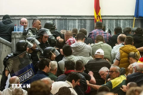 Những người biểu tình xông vào bên trong tòa nhà Quốc hội ở Skopje ngày 27/4. (Nguồn: AFP/TTXVN)